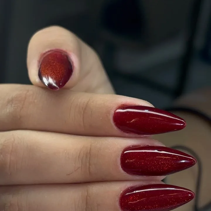 Unhas em gel vermelho escuro, formato stiletto
