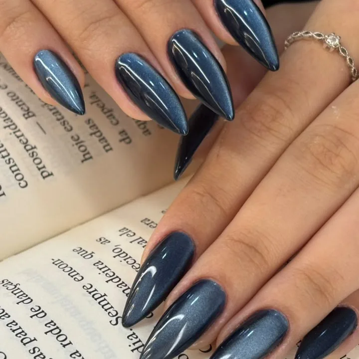 Unhas em gel longas com efeito cromado em cinza azulado