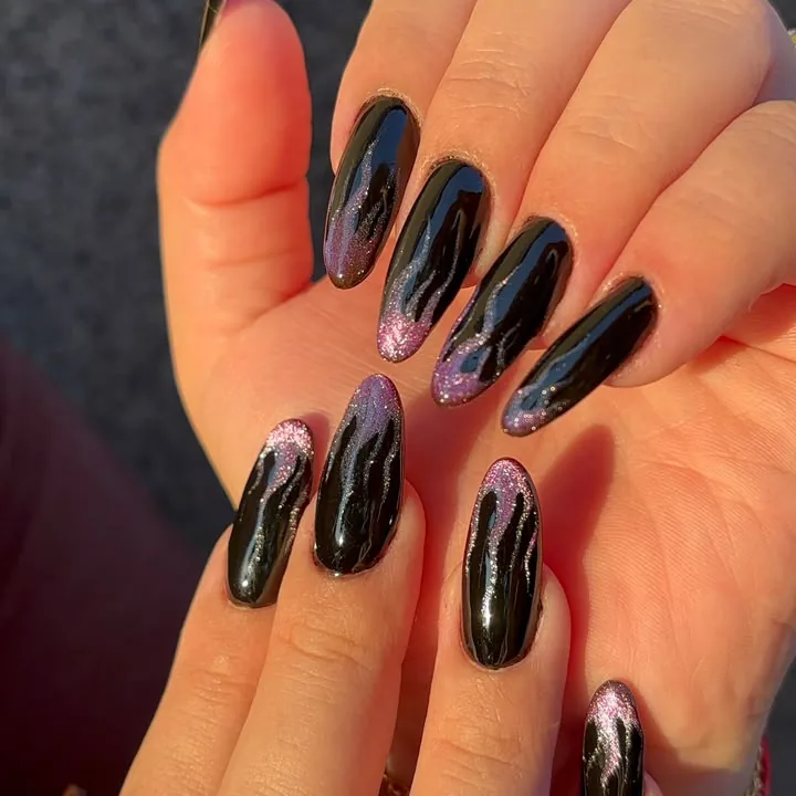 Unhas em gel pretas longas com efeito olho de gato